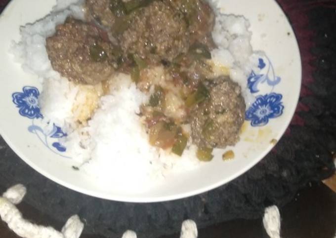 Rice and stewed meatballs