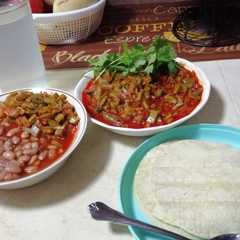 Una foto de Nopales a la mexicana con chile cascabel