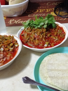 Una foto de Nopales a la mexicana con chile cascabel