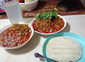 Una foto de Nopales a la mexicana con chile cascabel