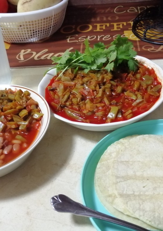 Una foto de Nopales a la mexicana con chile cascabel