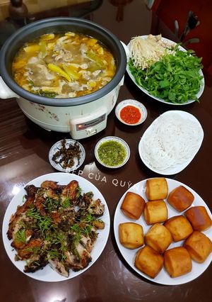 Hình của món Lẩu gà lá é, gà nướng tiêu chấm muối lá é.