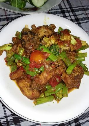 Foto resep Ayam Pedas Sayur Hijau