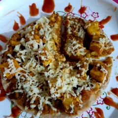 A picture of Paneer tikka pizza with roti base.