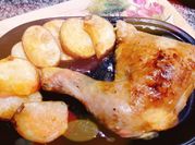 Una foto de cuartos de pollo al horno