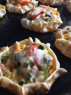 Una foto de Canastitas de pollo y verduras