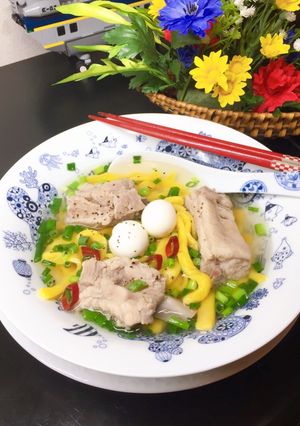 Hình của món Bánh canh bột mì, bí đỏ nấu sườn cọng.