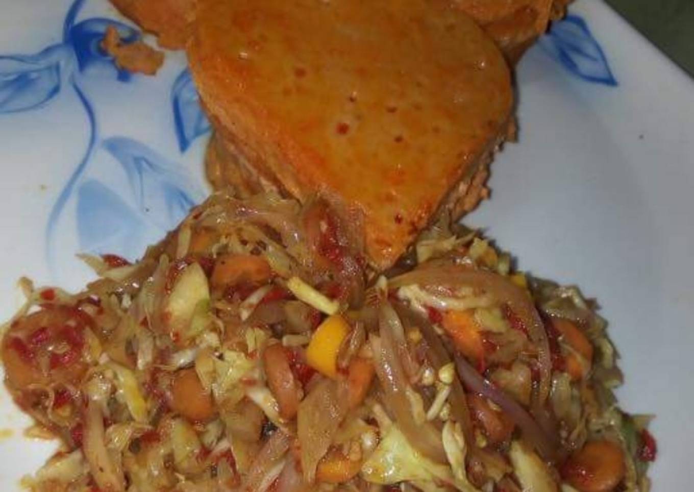 Moi moi with vegetables sauce