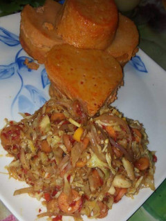 A picture of Moi moi with vegetables sauce.