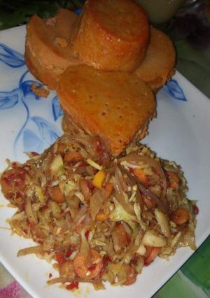 A picture of Moi moi with vegetables sauce.