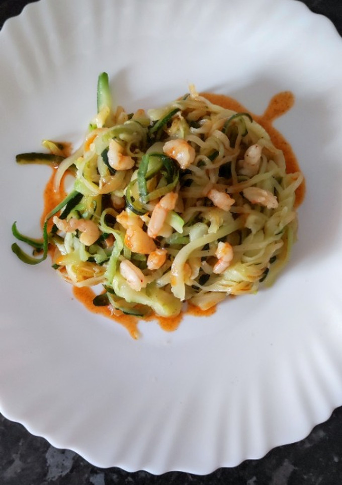Una foto de Espaguetis de calabacín con gambas