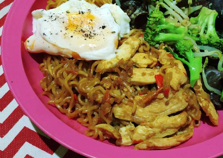 Cara Praktis Bikin Spicy fried noodle with chicken fillet 🍜 Yang Lezat