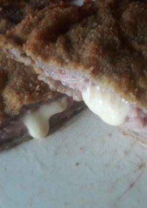 Una foto de Milanesa de carne rellena de jamón y queso😋