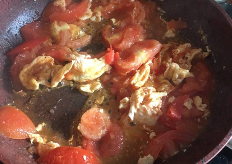 Stir fry tomato and eggs