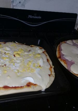 Una foto de Pizzas caseras 🤗🍕🍕