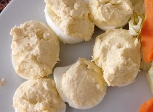 Una foto de Huevos Rellenos de Bacalao al pil pil