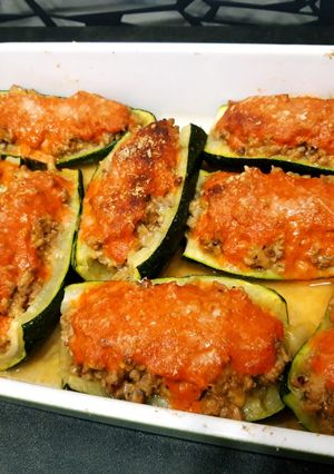 Una foto de Calabacín relleno de pavo y salsa de piquillos