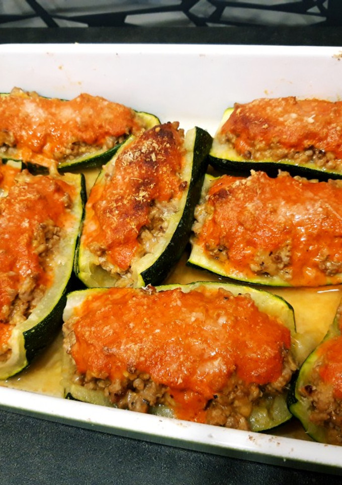Una foto de Calabacín relleno de pavo y salsa de piquillos