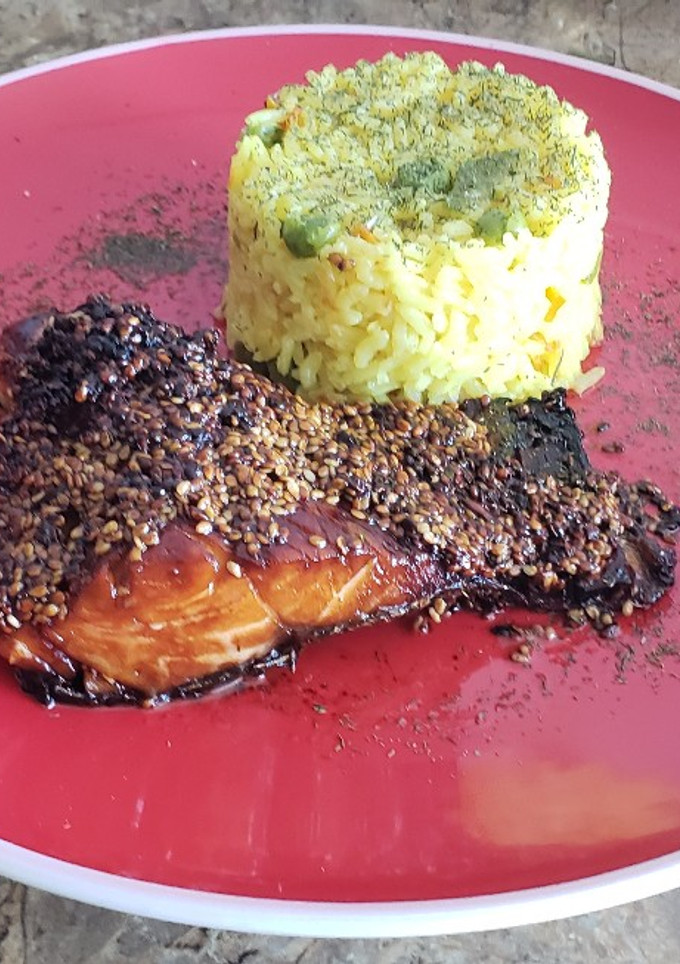 Una foto de Salmón con costra de sésamo