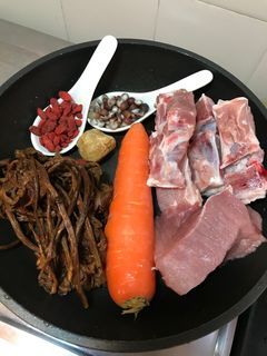 A picture of Agrocybe Aegerita, Yanagimatsutake, Chestnut Mushroom, Cha Shu Gu 茶树菇 Pork soup.