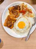 ข้าวหน้าสเต็กไก่สไปซี่ (ไม่ใช้น้ำมัน)
