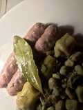 Habas mini con salchichas frescas