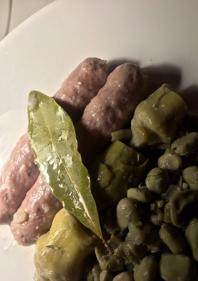 Una foto de Habas mini con salchichas frescas