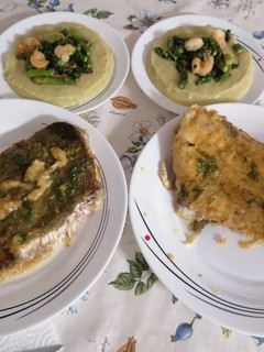 Una foto de Lenguados en salsa a la plancha con puré del campo y salteado