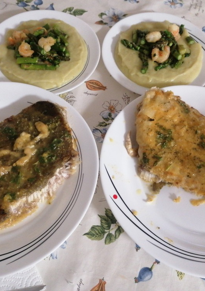 Una foto de Lenguados en salsa a la plancha con puré del campo y salteado