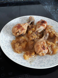Una foto de Muslos de pollo con manzana