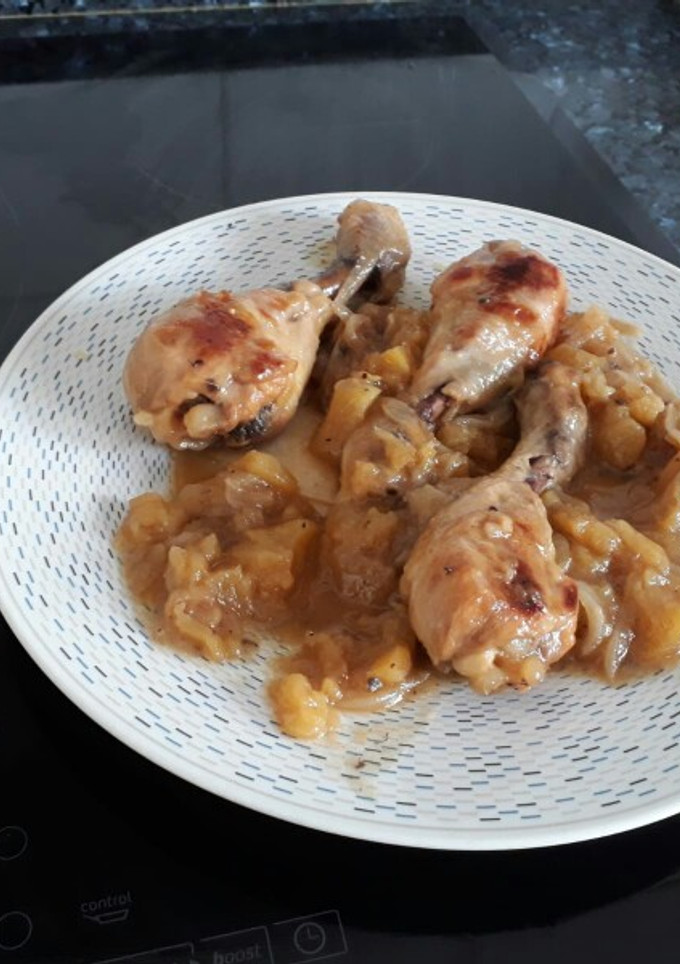 Una foto de Muslos de pollo con manzana