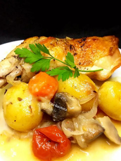Una foto de Muslos de pollo asados al horno con verduras y salsa de limón