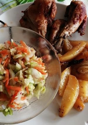 Gm Pácolt csirkecomb vele sült burgonya és hagyma, káposzta sali recept fotója