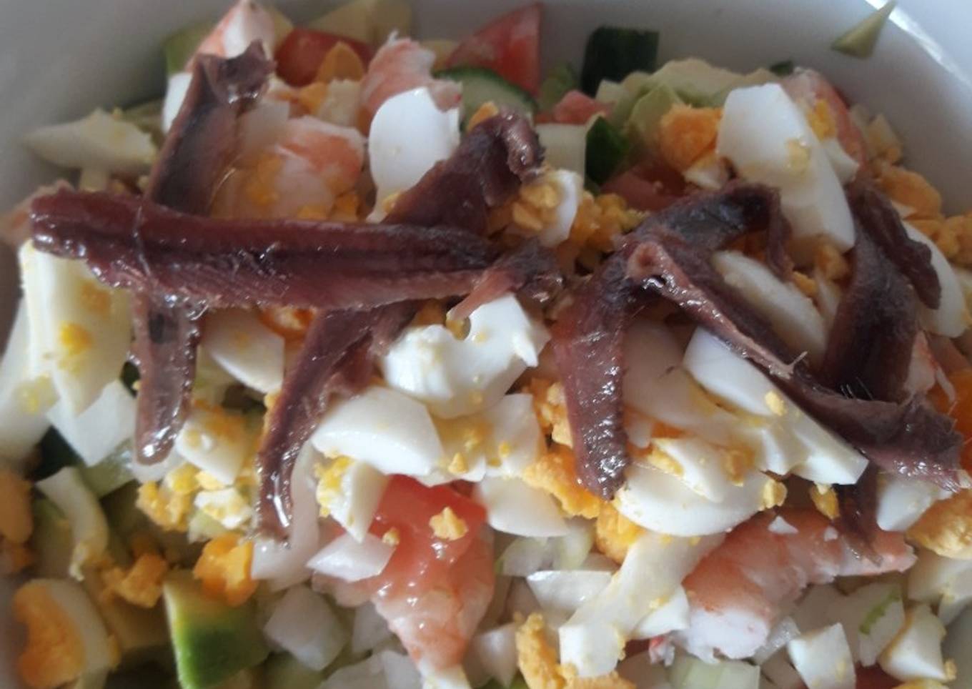 Ensalada de patata, langostino, anchoas y aguacate