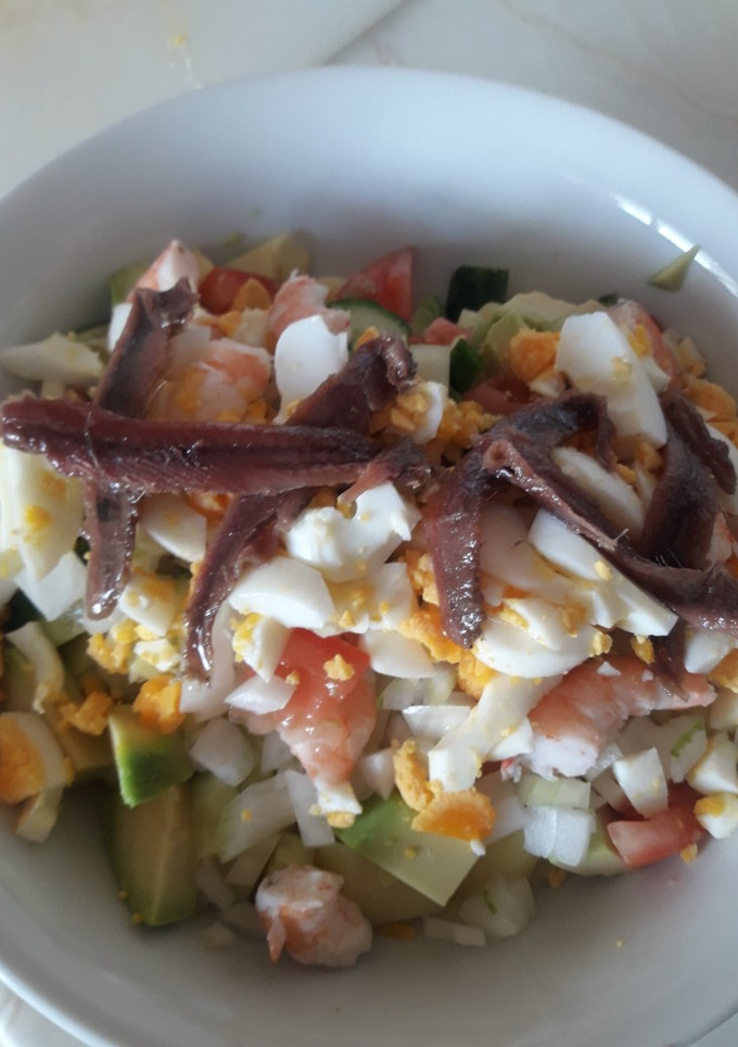 Una foto de Ensalada de patata, langostino, anchoas y aguacate