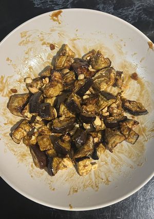 Una foto de Berenjena glaseada con miel y cacahuetes