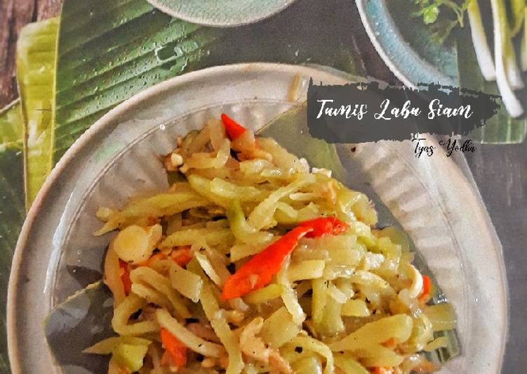 Proses Menyiapkan Tumis Labu Siam, Enak