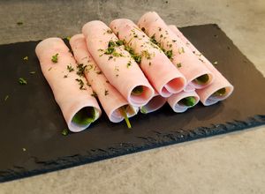 Sonkatekercs bébispenóttal, hummus-al, light mozzarellával recept fotója