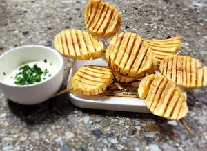 Una foto de Papas fritas acordeón - enrejadas🍟 con salsa de yogur 🫙🌿