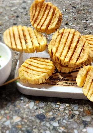 Una foto de Papas fritas acordeón - enrejadas🍟 con salsa de yogur 🫙🌿