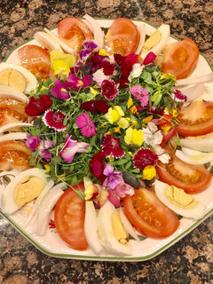 Una foto de Ensalada de brotes y flores comestibles