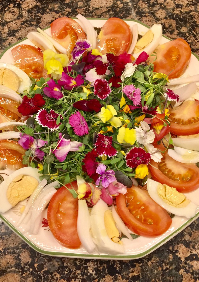Una foto de Ensalada de brotes y flores comestibles