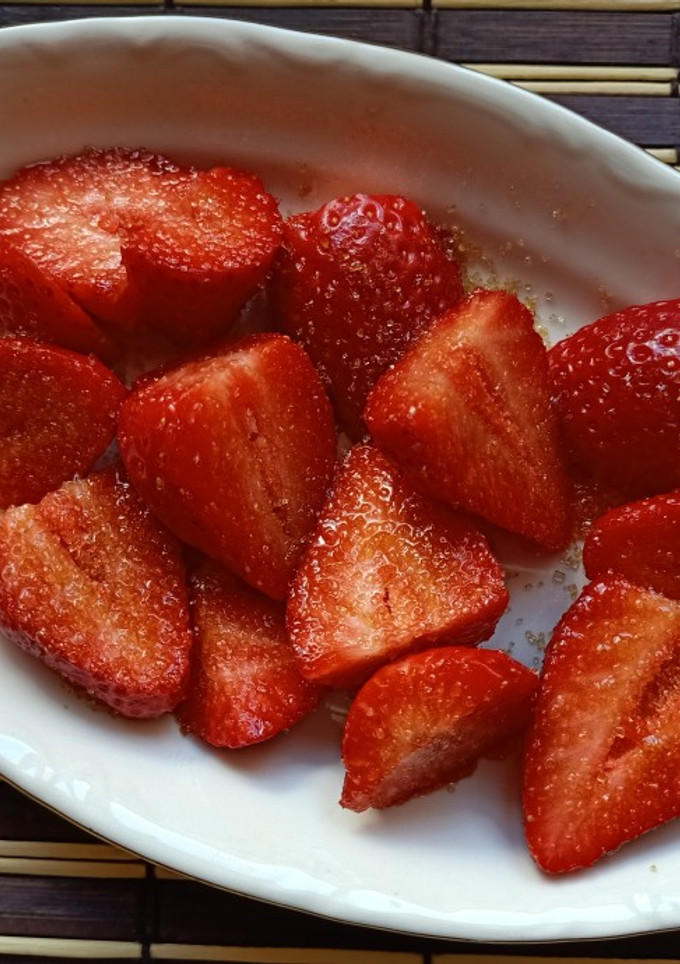 Una foto de Fresas con azúcar moreno