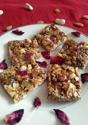ગ્રેનોલા ચીકી (Granola Chiki Recipe In Gujarati) રેસીપી મુખ્ય ફોટો