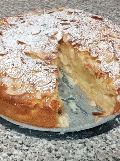 Una foto de Torta de manzana con crema y almendras sin gluten