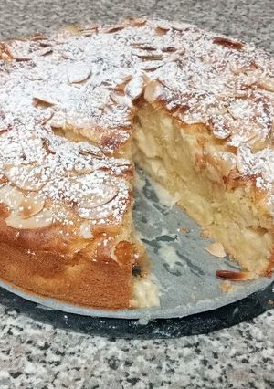 Una foto de Torta de manzana con crema y almendras sin gluten