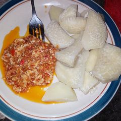 A picture of Boiled yam with egg sauce.