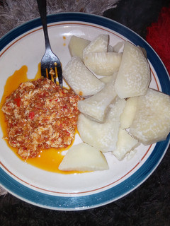 A picture of Boiled yam with egg sauce.