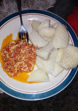 A picture of Boiled yam with egg sauce.