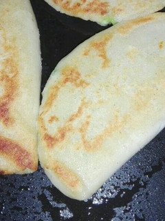 Una foto de Tortillas con loroco y queso mozzarella